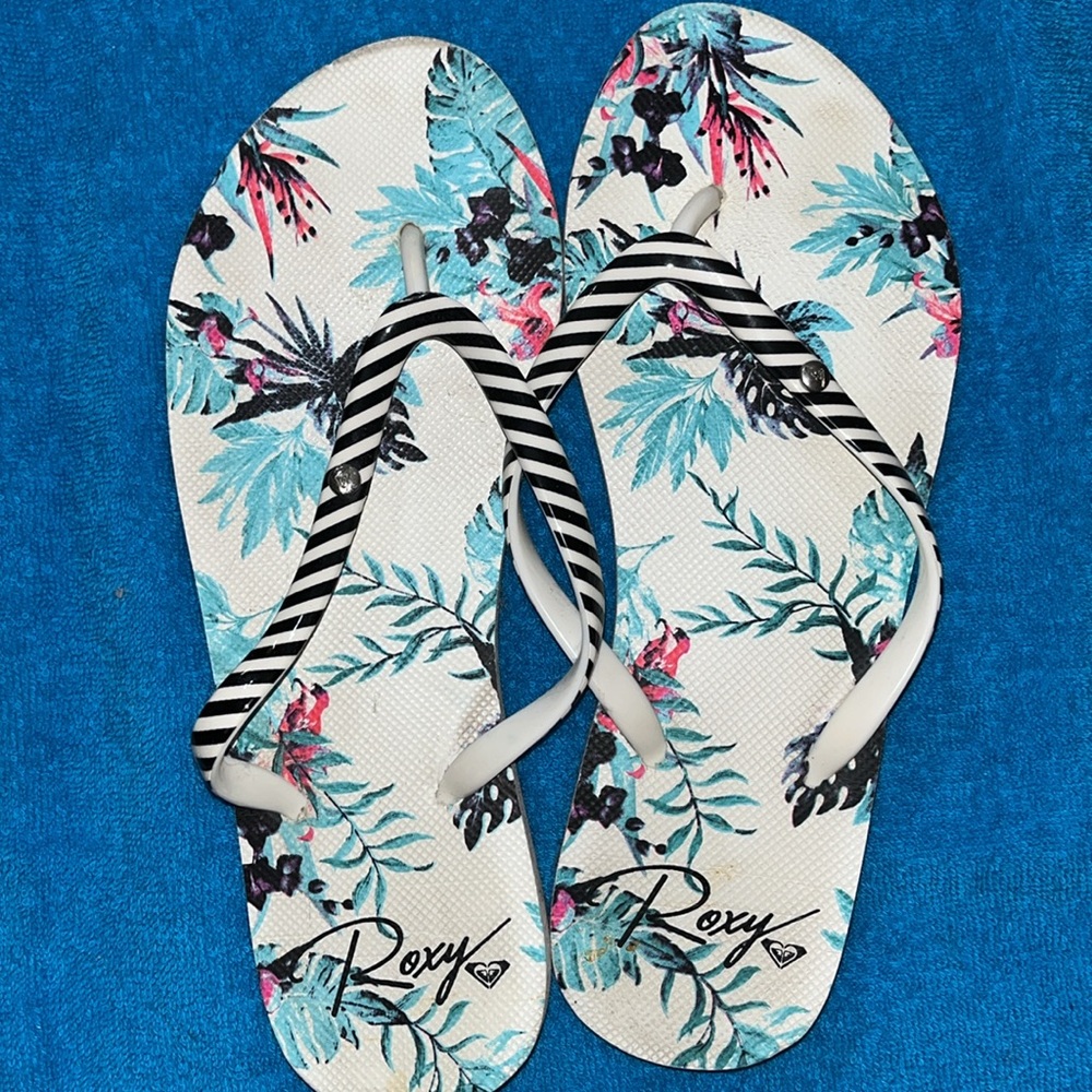 3 Pairs of Roxy Flip Flops - Picture 4 of 7